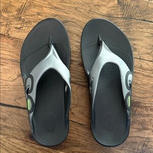 OOFOS thong sandal in black with metallic charcoal strap men’s size 12